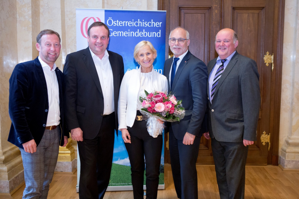 Bürgermeisterin Sonja Ottenbacher Ist Auch Vorstandsmitglied Des Salzburger Gemeindeverbandes. Im Bild: Die Salzburger Delegierten Zum Bundesvorstand (V.L.N.R.: Bgm. Hansjörg Obinger, Bgm. Rupert Reischl, Bgm.In Sonja Ottenbacher, Bgm. Günther Mitterer Und Bgm. Hans Warter)