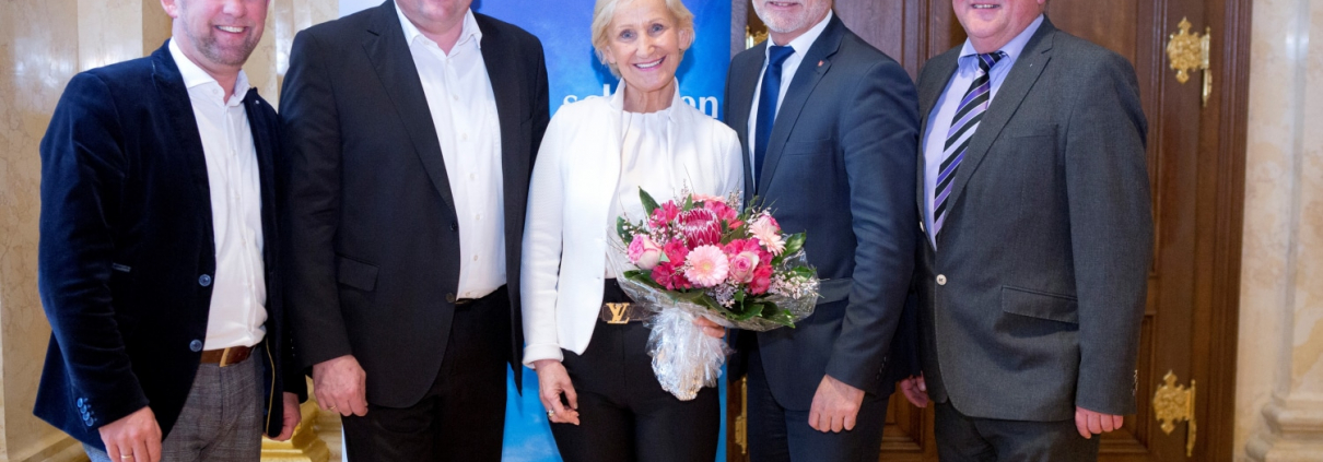 Bürgermeisterin Sonja Ottenbacher Ist Auch Vorstandsmitglied Des Salzburger Gemeindeverbandes. Im Bild: Die Salzburger Delegierten Zum Bundesvorstand (V.L.N.R.: Bgm. Hansjörg Obinger, Bgm. Rupert Reischl, Bgm.In Sonja Ottenbacher, Bgm. Günther Mitterer Und Bgm. Hans Warter)