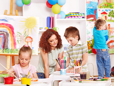 Auch In Kindergärten Und Anderen Betreuungseinrichtungen Herrscht Aufgrund Der COVID-19-Maßnahmen Notbetrieb. Was Das Bedeutet Und Welche Ausnahmeregelungen Es Bei Der Betreuung Von Kindern Gibt, Ist Von Bundesland Zu Bundesland Verschieden.