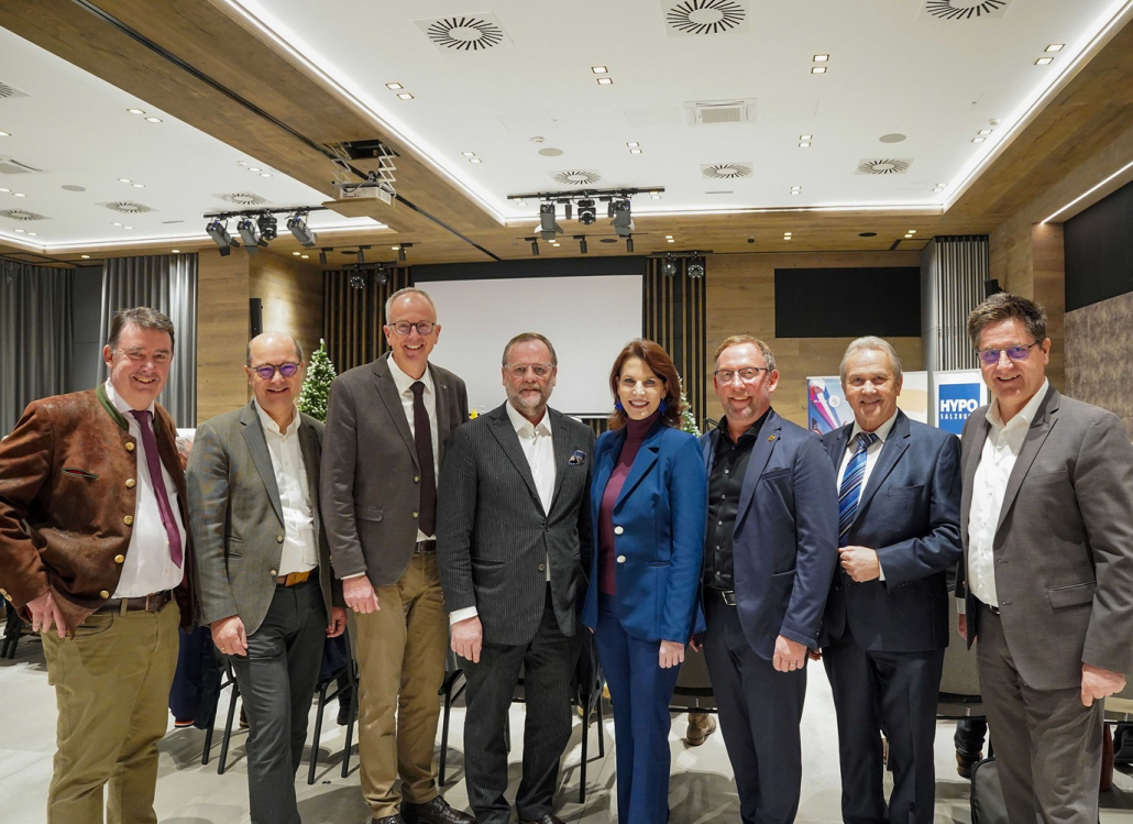 Im Bild v.l.n.r.: Martin Huber (Direktor des Salzburger Gemeindeverbandes), Johannes Pressl (Präsident Gemeindebund), Bürgermeister Manfred Sampl (Präsident Salzburger Gemeindeverband), Staatssekretär Josef Schellhorn, Landeshauptfrau Karoline Edtstadler, Bürgermeister Hansjörg Obinger (Bischofshofen), Bürgermeister Wolfgang Wagner (Vizepräsident Salzburger Gemeindeverband) - Köstendorf), Bürgermeister Michael Obermoser (Wald im Pinzgau). Copyright: Land Salzburg/Neumayr/Hölzl
