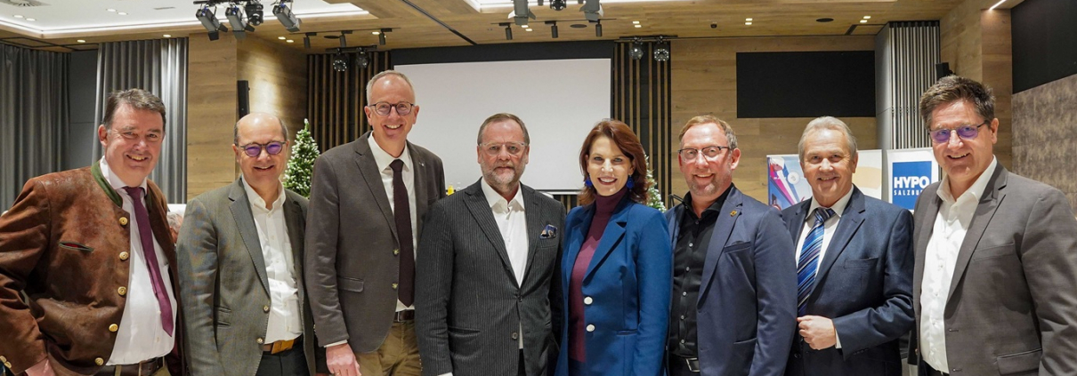 Im Bild v.l.n.r.: Martin Huber (Direktor des Salzburger Gemeindeverbandes), Johannes Pressl (Präsident Gemeindebund), Bürgermeister Manfred Sampl (Präsident Salzburger Gemeindeverband), Staatssekretär Josef Schellhorn, Landeshauptfrau Karoline Edtstadler, Bürgermeister Hansjörg Obinger (Bischofshofen), Bürgermeister Wolfgang Wagner (Vizepräsident Salzburger Gemeindeverband) - Köstendorf), Bürgermeister Michael Obermoser (Wald im Pinzgau). Copyright: Land Salzburg/Neumayr/Hölzl